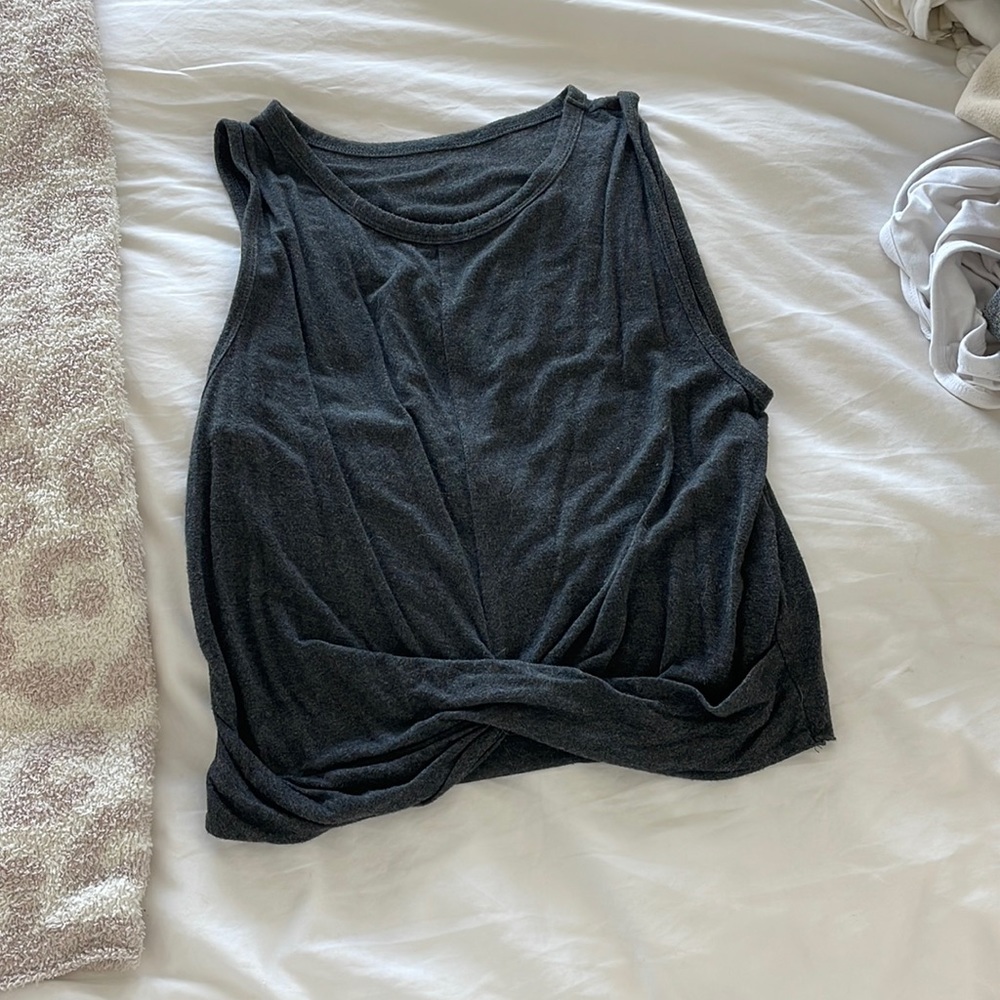 Alo twist front crop tank